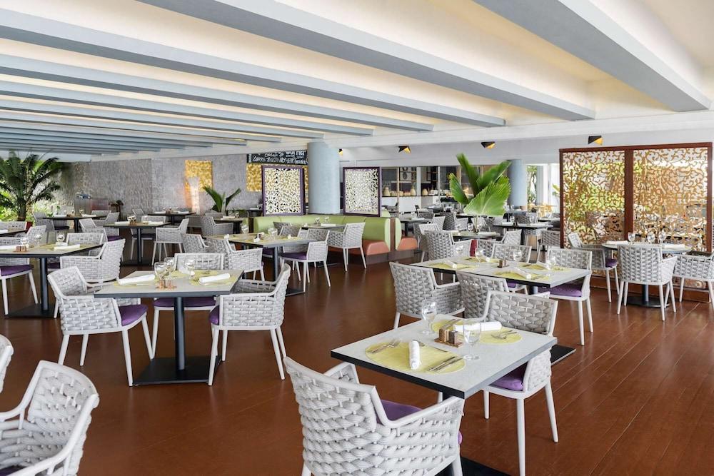 Avani Barbarons Seychelles Resort Grand Anse  Exterior foto